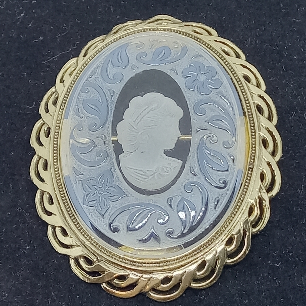 * vintage unsigned Whiting & Davis etched glass intaglio cameo pin brooch